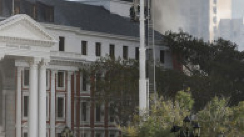 Incendiu în clădirea Parlamentului din Cape Town. Foto: Profimedia Images | Poza 6 din 7