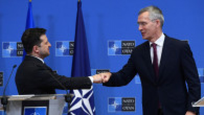 Volodimir Zelenski, președintele Ucrainei, se salută cu secretarul general NATO, Jens Stoltenberg, la o conferință de presă. Foto: Profimedia | Poza 29 din 33