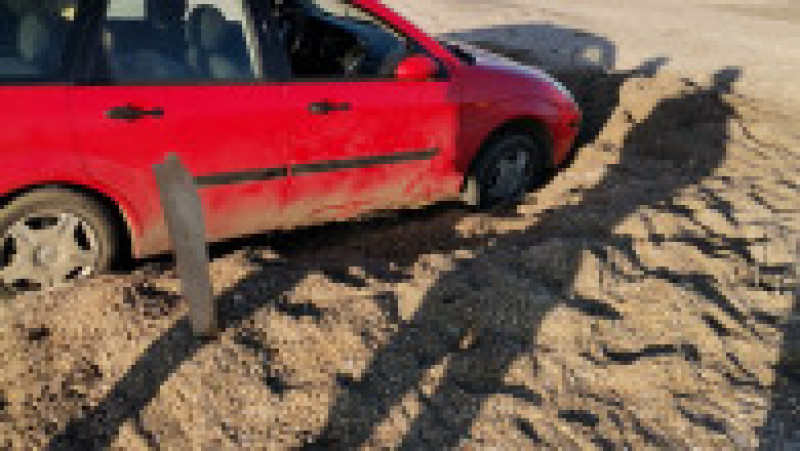 Un șofer a fost amendat cu 10.000 de lei, după ce a rămas blocat cu mașina pe plajă în Constanța. Foto: Facebook/ Primaria Constanța | Poza 1 din 4