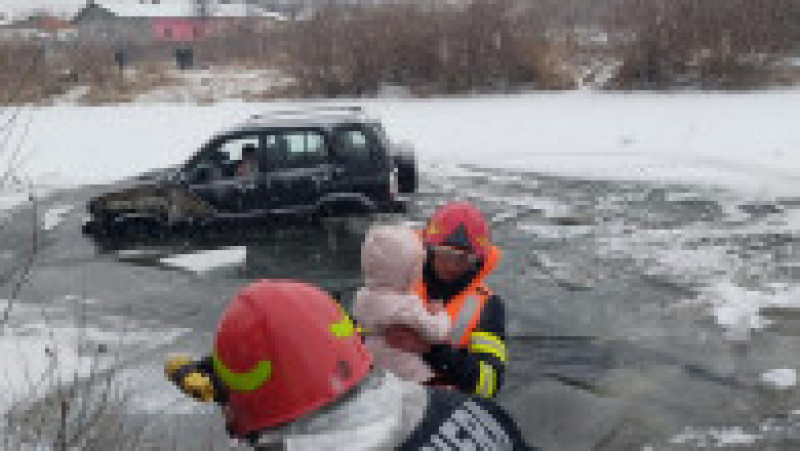 O femeie și fiica ei de trei ani au fost salvate din apele înghețate ale Mureșului. FOTO: Facebook ISU Harghita | Poza 6 din 6