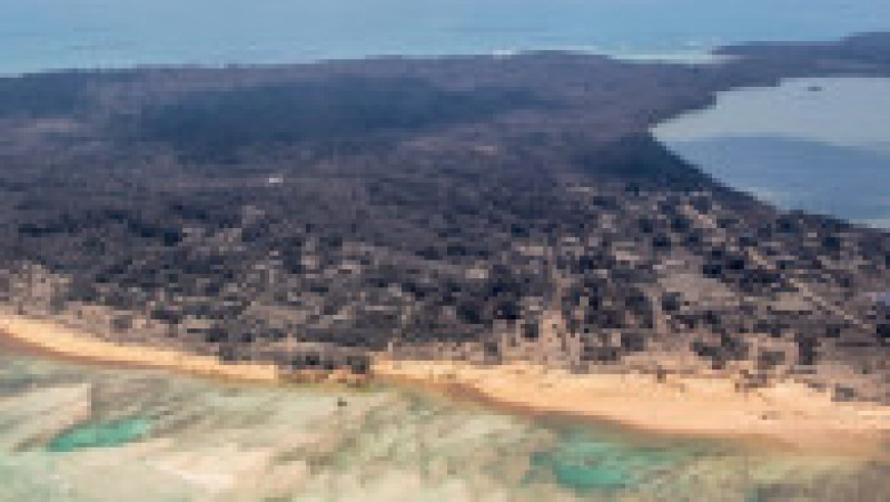Imagine aeriană realizată pe 17 ianuarie de un avion al Forțelor Aeriene din Noua Zeelandă, care prezintă insula principală din Tonga după erupția vulcanică. Sursa foto: Profimedia Images | Poza 22 din 41