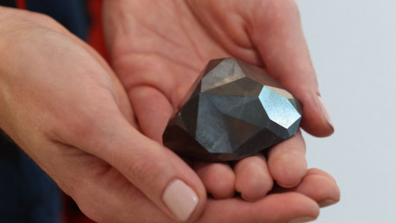 Un diamant rar botezat „Enigma”, de 555,55 carate, despre se crede că a venit din spațiul cosmic, a fost scos la licitație în luna februarie. Foto: Profimedia Images