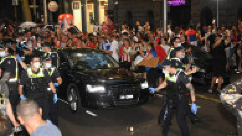 Fanii lui Djokovic au înconjurat o mașină în care s-ar fi aflat tenismenul. Foto: Profimedia Images | Poza 5 din 9