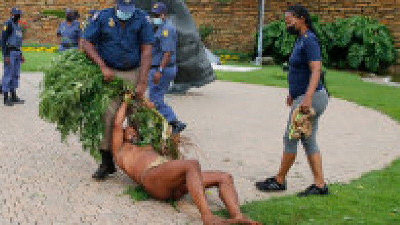 "Regele Khoisan" din Africa de Sud a fost arestat după ce a crescut cannabis lângă palatul prezidențial. Sursa foto: Profimedia Images | Poza 15 din 17