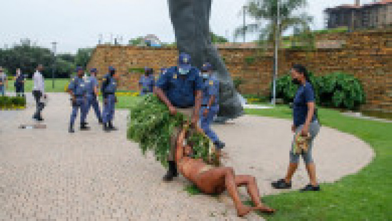 "Regele Khoisan" din Africa de Sud a fost arestat după ce a crescut cannabis lângă palatul prezidențial. Sursa foto: Profimedia Images | Poza 6 din 17