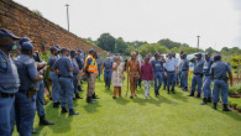 "Regele Khoisan" din Africa de Sud a fost arestat după ce a crescut cannabis lângă palatul prezidențial. Sursa foto: Profimedia Images | Poza 10 din 17