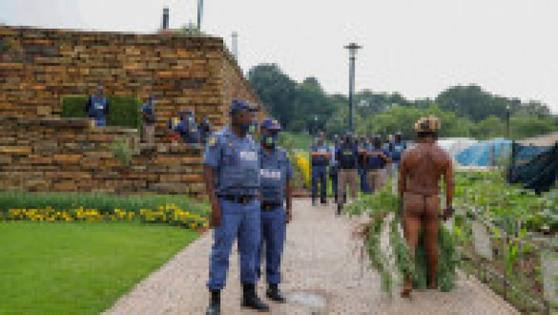 "Regele Khoisan" din Africa de Sud a fost arestat după ce a crescut cannabis lângă palatul prezidențial. Sursa foto: Profimedia Images | Poza 11 din 17