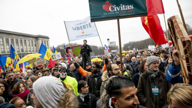 Steaguri românești la protestul antirestricții din Bruxelles Foto: Profimedia Images