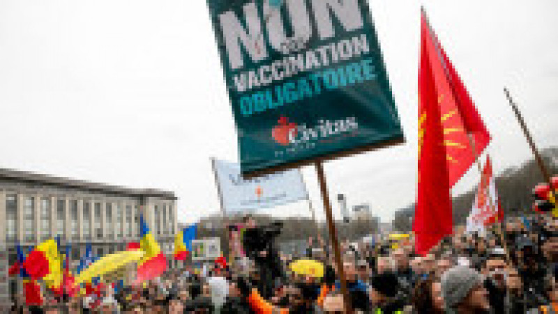Steaguri românești la demonstrația antivaccinistă de la Bruxelles Foto: Profimedia Images | Poza 2 din 27