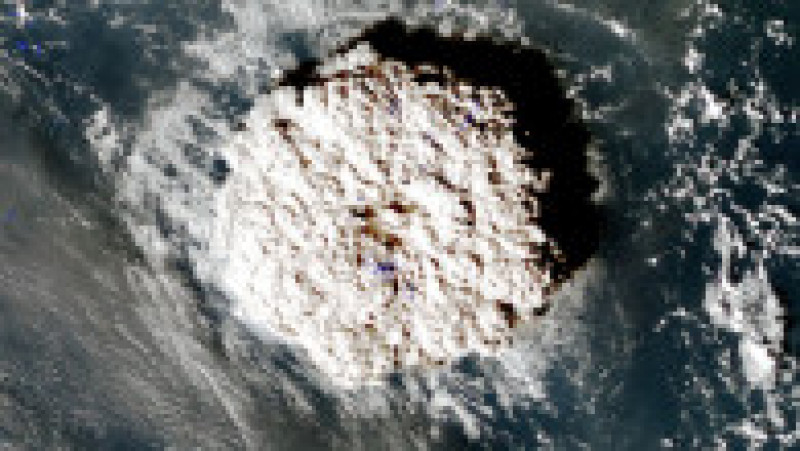 Erupția vulcanică din Tonga văzută din satelit. Sursa foto: Profimedia Images | Poza 1 din 23