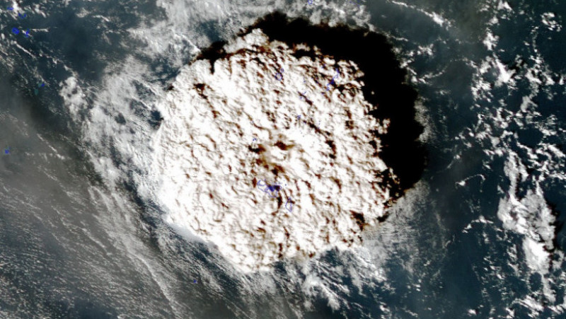 Erupția vulcanică din Tonga văzută din satelit. Sursa foto: Profimedia Images
