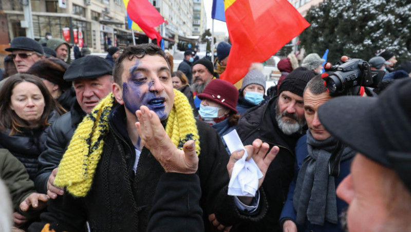 George Simion, stropit cu cerneală în timpul manifestărilor organizate la Iași. FOTO: Inquam Photos / Liviu Chirica
