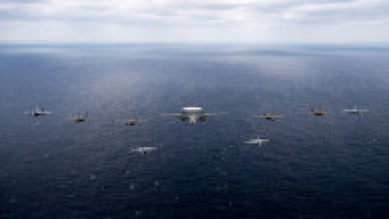 La demonstrația de forță din Marea Filipinelor, au participat două portavioane, două nave amfibii de asalt, două crucișătoare cu rachete ghidate, cinci distrugătoare și un distrugător de elicoptere. Foto: Profimedia Images | Poza 10 din 22