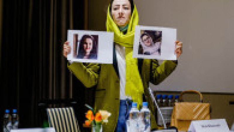 Activista Heda Khamoush prezintă fotografii cu alte două activiste pentru drepturile femeilor reținute recent în Afganistan. Foto: Profimedia Images | Poza 2 din 7