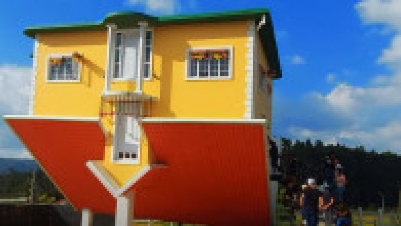 O casă construită cu susul în jos în localitatea Guatavita din Columbia, nu departe de capitala Bogota, fascinează imaginaţia vizitatorilor. FOTO: Captură Youtube | Poza 5 din 7