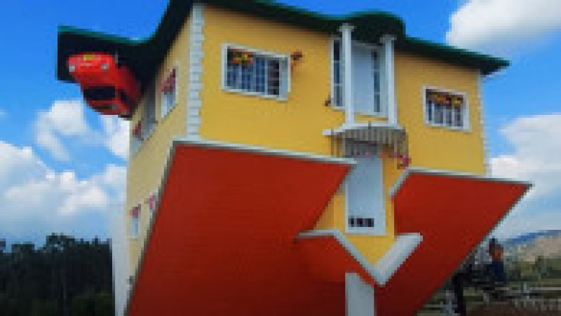 O casă construită cu susul în jos în localitatea Guatavita din Columbia, nu departe de capitala Bogota, fascinează imaginaţia vizitatorilor. FOTO: Captură Youtube | Poza 6 din 7