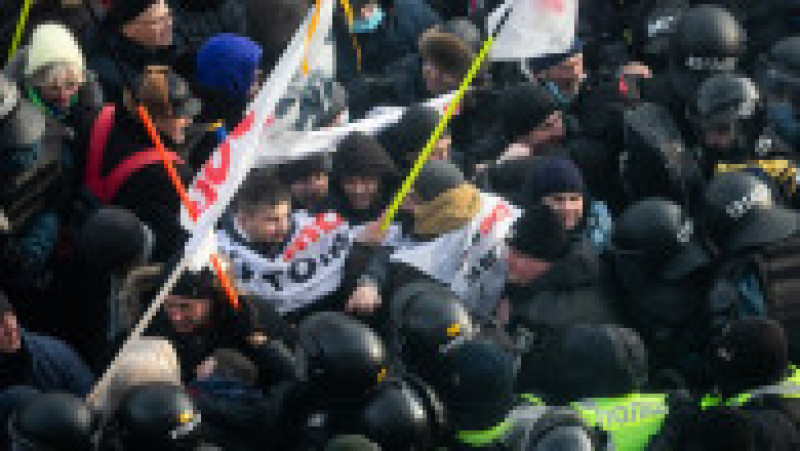Proteste violente în Ucraina: Oamenii au încercat să intre cu forța în Parlament. Foto: Profimedia Images | Poza 3 din 6