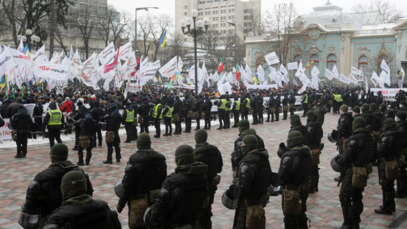 Proteste violente în Ucraina: Oamenii au încercat să intre cu forța în Parlament. Foto: Profimedia Images