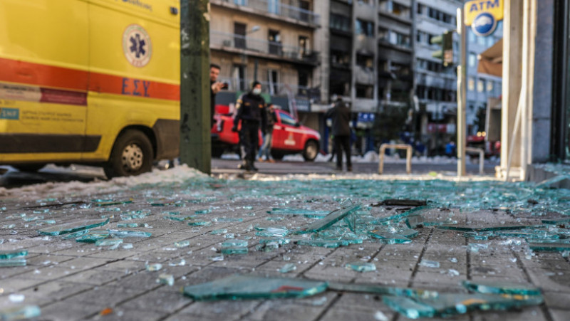 O persoană a fost rănită şi mai multe clădiri au fost grav avariate, miercuri, după o explozie în centrul Atenei. FOTO: Profimedia Images