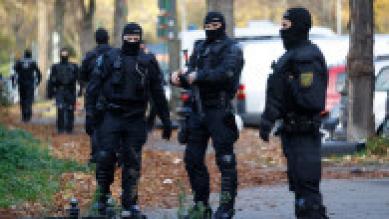 Poliția a pornit într-o „vânătoare” uriașă pentru găsirea suspecților, care a implicat și Interpolul. În total, au participat 1.600 de ofițeri de poliție din toată Germania. Foto: Profimedia Images | Poza 18 din 26