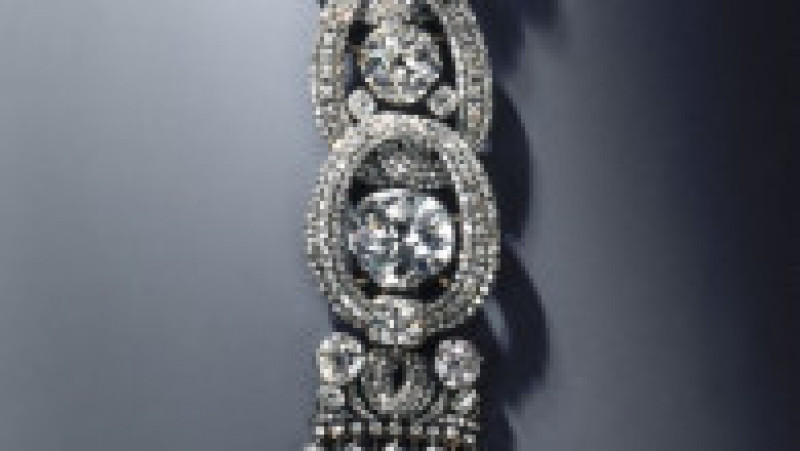 Hoții au furat 21 de artefacte decorate cu diamante, printre care un accesoriu de pălărie, o sabie de 96 de centimetri și o teacă decorată cu peste 800 de diamante. Foto: Profimedia Images | Poza 5 din 26