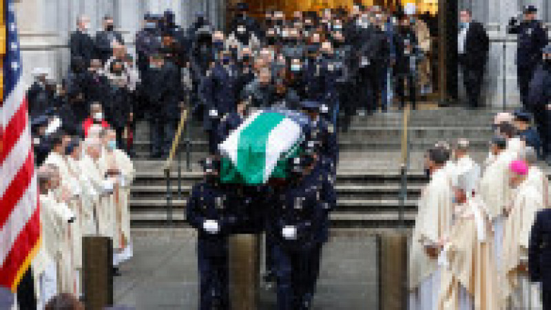 Mii de polițiști din New York au participat vineri la serviciul funerar pentru colegul lor Jason Rivera, care a fost ucis săptămâna trecută la Harlem. Foto: Profimedia | Poza 8 din 12