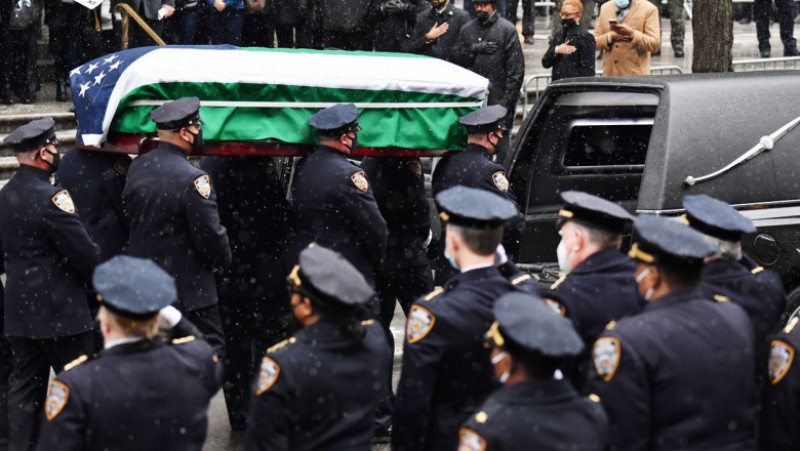 Mii de polițiști din New York au participat vineri la serviciul funerar pentru colegul lor Jason Rivera, care a fost ucis săptămâna trecută la Harlem. Foto: Profimedia