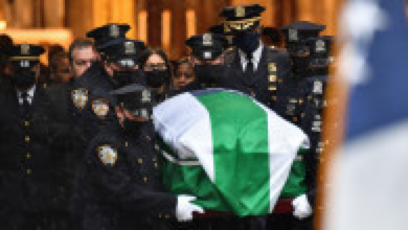Mii de polițiști din New York au participat vineri la serviciul funerar pentru colegul lor Jason Rivera, care a fost ucis săptămâna trecută la Harlem. Foto: Profimedia | Poza 12 din 12