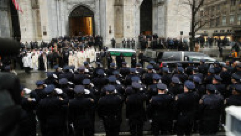 Mii de polițiști din New York au participat vineri la serviciul funerar pentru colegul lor Jason Rivera, care a fost ucis săptămâna trecută la Harlem. Foto: Profimedia | Poza 10 din 12
