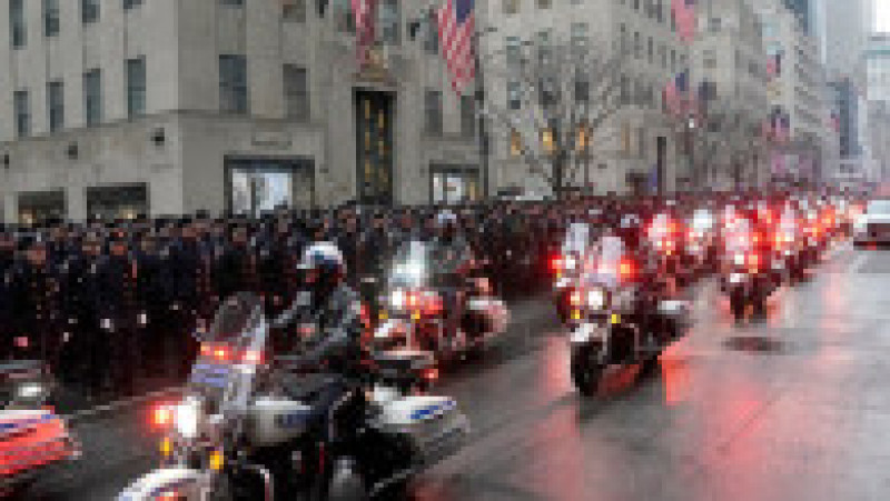 Mii de polițiști din New York au participat vineri la serviciul funerar pentru colegul lor Jason Rivera, care a fost ucis săptămâna trecută la Harlem. Foto: Profimedia | Poza 11 din 12