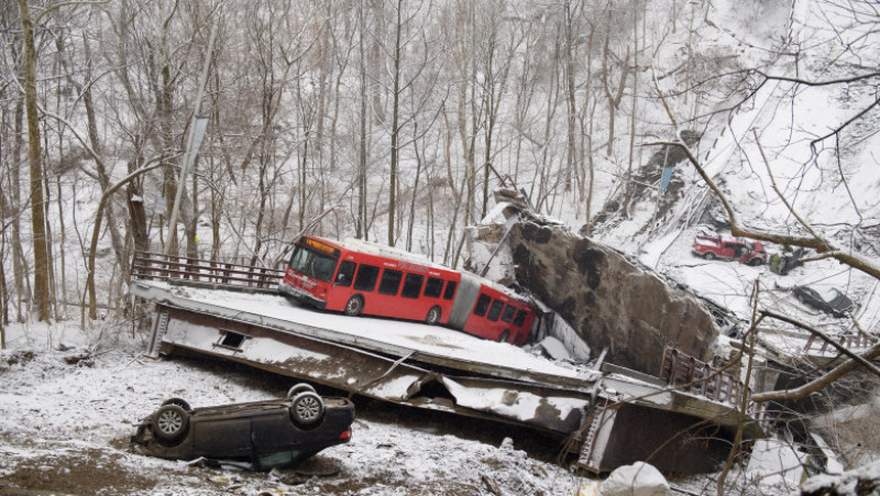 Un pod s-a prăbușit, vineri, în Pittsburgh. FOTO: Profimedia Images