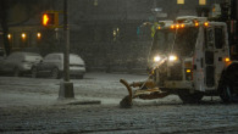 Plugurile de zăpadă au fost scoase pe străzi în New York, unde meteorologii anunță ninsori abundente. FOTO: Profimedia Images | Poza 1 din 6