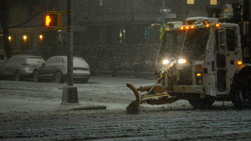 Plugurile de zăpadă au fost scoase pe străzi în New York, unde meteorologii anunță ninsori abundente. FOTO: Profimedia Images