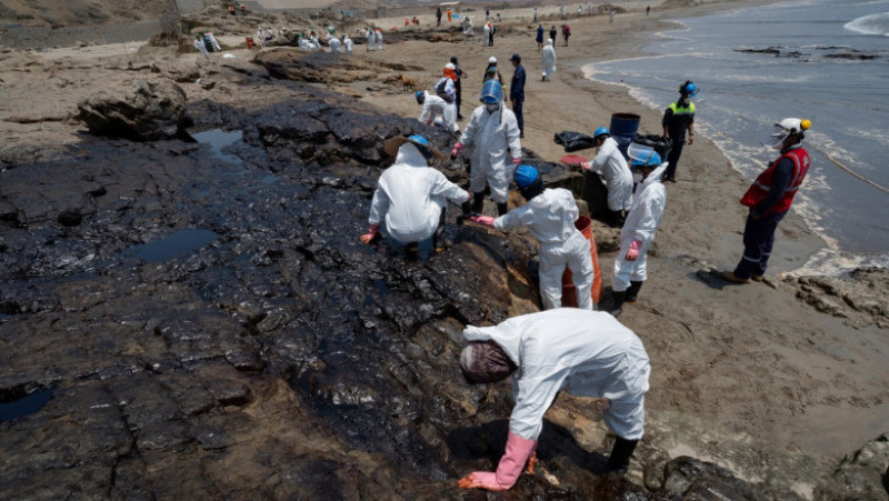 „Este cel mai grav dezastru ecologic care s-a întâmplat în jurul Limei (capitala statului Peru) din ultima vreme și a afectat serios sute de familii de pescari”, a transmis ministerul de externe pe Twitter. Foto: Profimedia Images