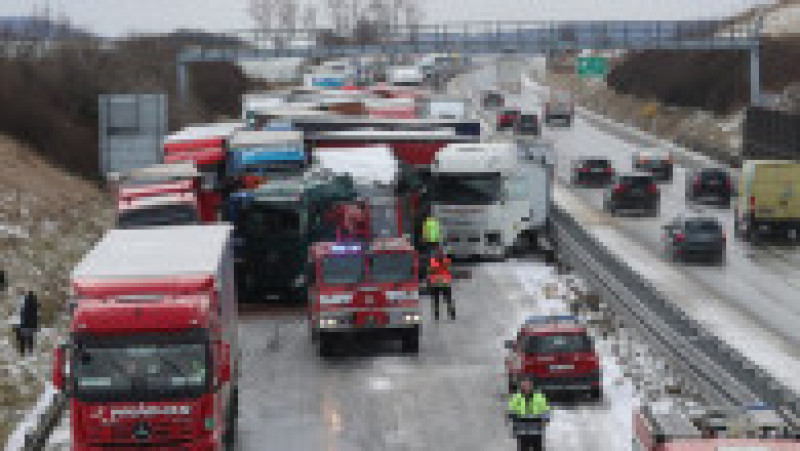 Carambol cu peste 40 de mașini pe o autostradă din Cehia FOTO: Profimedia Images | Poza 6 din 28