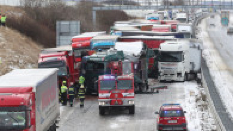 Carambol cu peste 40 de mașini pe o autostradă din Cehia FOTO: Profimedia Images | Poza 16 din 28