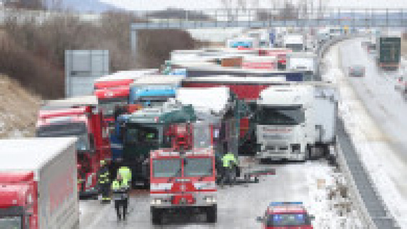 Carambol cu peste 40 de mașini pe o autostradă din Cehia FOTO: Profimedia Images | Poza 10 din 28