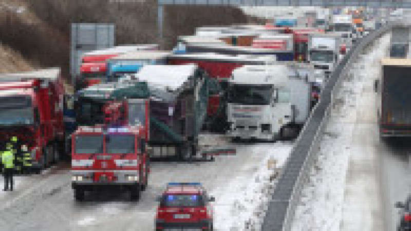 Carambol cu peste 40 de mașini pe o autostradă din Cehia FOTO: Profimedia Images | Poza 17 din 28