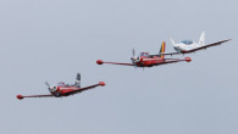 Zara Rutherford și echipa de cascadori aerieni Diavolii Roșii a forțelor aeriene belgiene. Foto: Profimedia Images | Poza 5 din 16