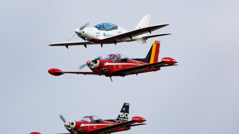 Zara Rutherford și echipa de cascadori aerieni Diavolii Roșii a forțelor aeriene belgiene. Foto: Profimedia Images