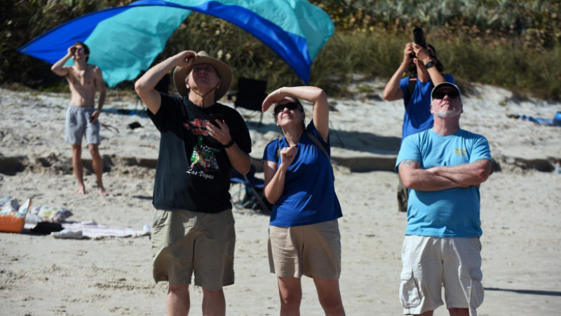 Oamenii au privit lansarea sateliților Starlink în Cape Canaveral, Florida. Foto: Profimedia Images