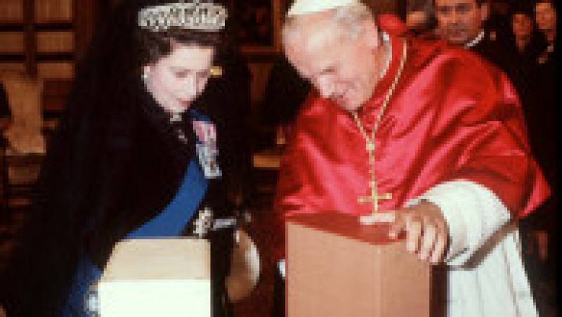 Regina Elisabeta s-a întâlnit cu Papa Ioan Paul al II-lea în 1980 Foto: Profimedia Images | Poza 22 din 41