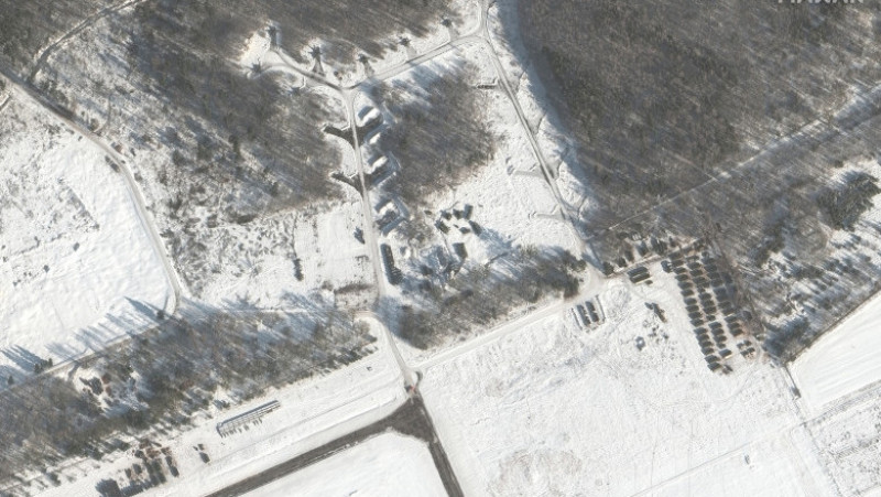 Imaginea din satelit arată aeronave de atac la sol, corturi pentru militari și provizii la aerodromul Luninets din Belarus (4 februarie). Foto: Profimedia Images