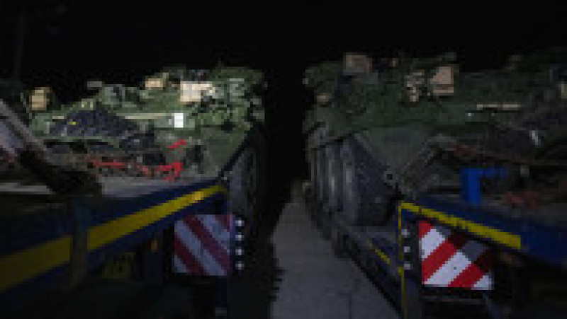 Primele elemente de tehnica militara ale detasamentului SUA Task Force (TF) Cougar se regrupeaza dupa intrarea in Romania, intr-o parcare din apropierea Punctului de Trecere a Frontierei Nadlac, Miercuri 9 Februarie 2022, Inquam Photos / Virgil_Simonescu | Poza 2 din 14