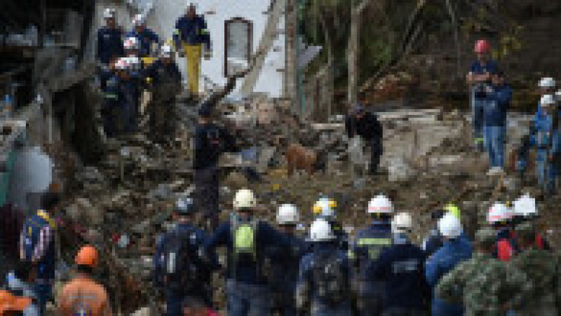 Circa 100 de soldaţi participă la operaţiunea de salvare. Foto: Profimedia Images | Poza 13 din 16