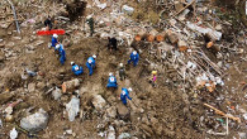 Circa 100 de soldaţi participă la operaţiunea de salvare. Foto: Profimedia Images | Poza 3 din 16