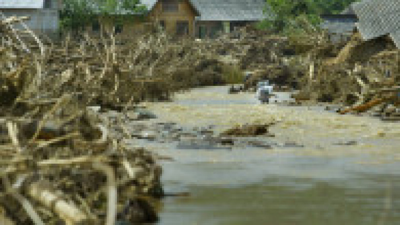 Inundații în România (2006). Sursa foto: AFP PHOTO DANIEL MIHAILESCU / Profimedia Images | Poza 8 din 34