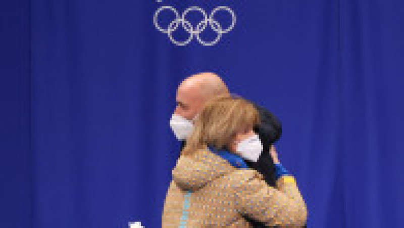 Antrenorii Marina Amirhanova (Ucraina) și Aleksandr Julin (Rusia) se îmbrățișează după ce s-au reîntâlnit la antrenamentele pentru Jocurile Olimpice de iarnă de la Beijing Foto: Profimedia Images | Poza 1 din 10