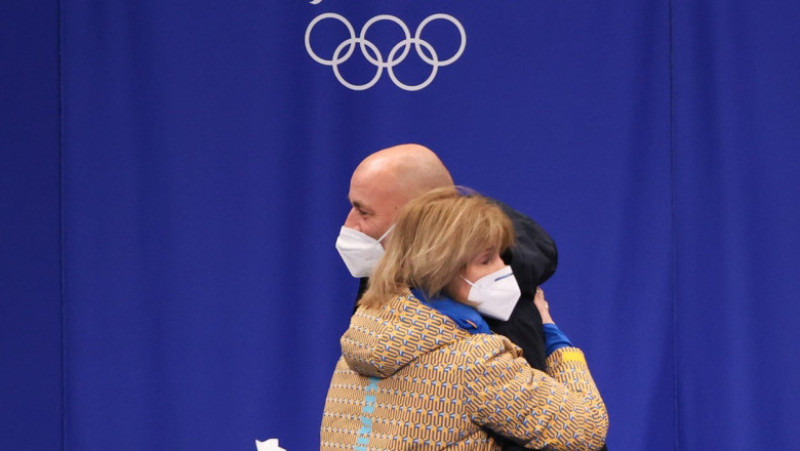 Antrenorii Marina Amirhanova (Ucraina) și Aleksandr Julin (Rusia) se îmbrățișează după ce s-au reîntâlnit la antrenamentele pentru Jocurile Olimpice de iarnă de la Beijing Foto: Profimedia Images