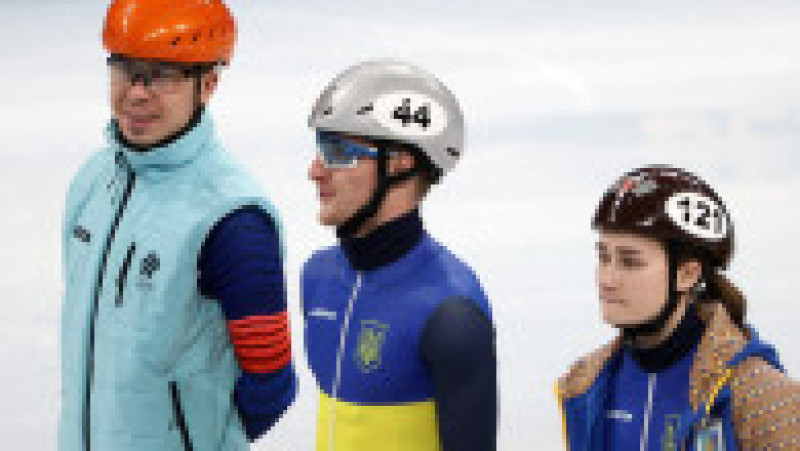 Patinatorul Semion Ielistratov (Rusia) vorbește cu colegii săi din Ucraina Oleg Gandei și Uliana Dubrova Foto: Profimedia Images | Poza 6 din 10